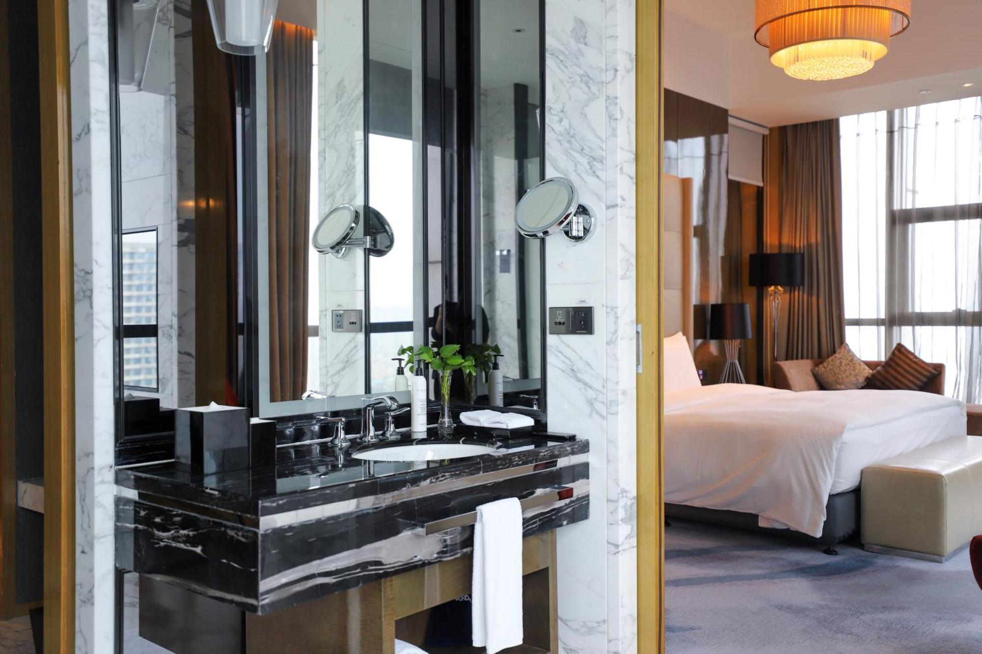 Wanda Realm Jiangmen Hotel Екстериор снимка